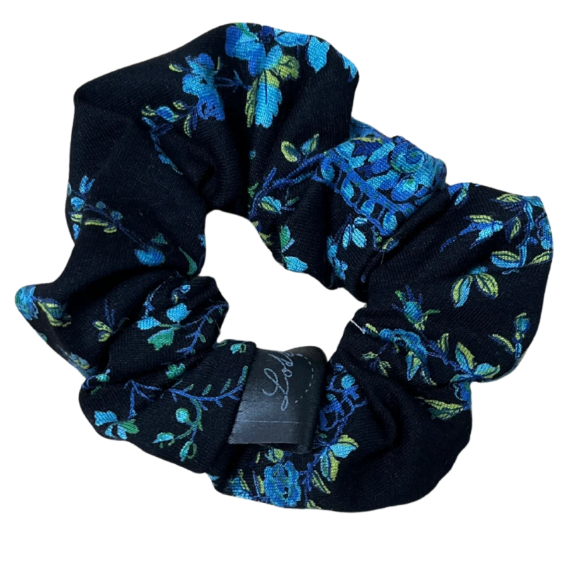 Modré květiny na černé